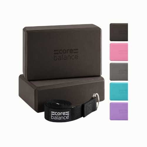 Core Balance fitness accessoires in verschillende kleuren, inclusief een zwart polsband, naast een opbergdoos.