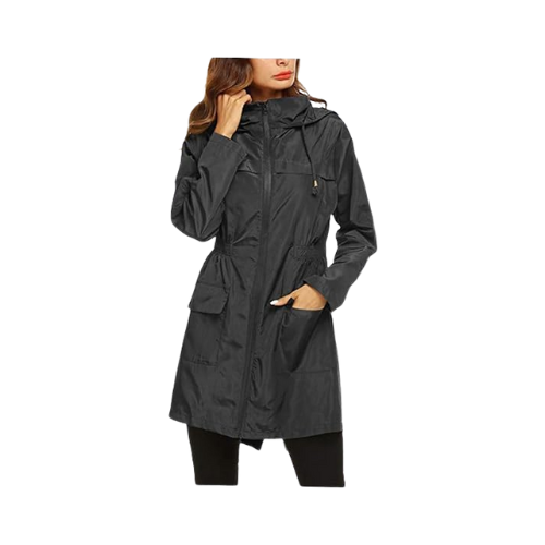 Vrouw in een lange, zwarte regenjas met capuchon en ritssluiting.