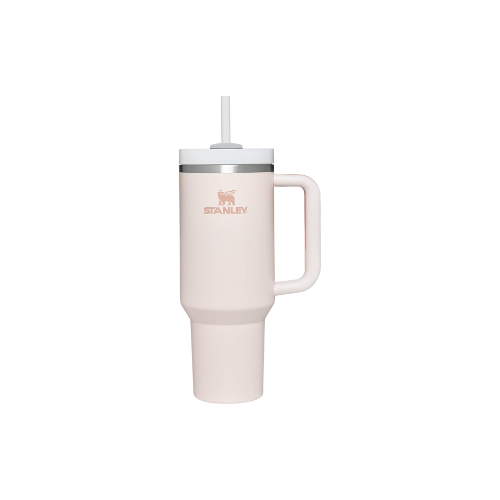 Roze thermosfles met de Stanley logo en een rietje