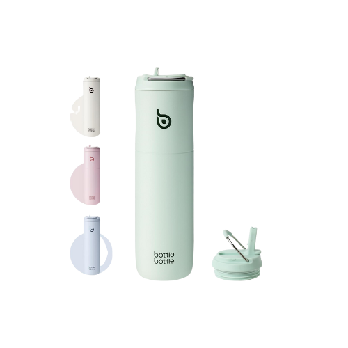 Diverse herbruikbare waterflessen en een oplaadkabel. Waarschijnlijk een waterfles met filter en een draagtas in verschillende kleuren.