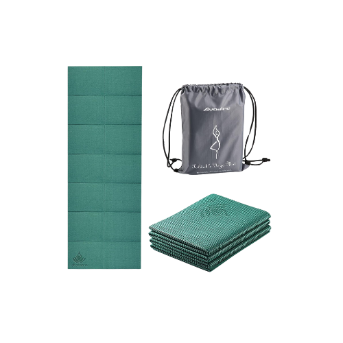 Set yoga materialen inclusief groene yoga mat, gevouwen groene yogadekens, en een draagtas