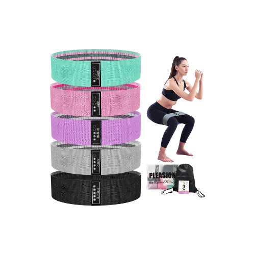 Vrouw die squats doet naast verschillende opblaasbare kajakpompen in verschillende kleuren, met bijbehorende pomp en accessoires.