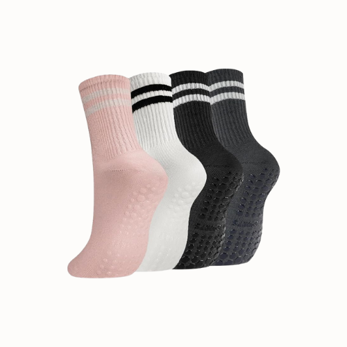 Vier paar sport sokken in roze, wit en zwart met witte strepen, afgebeeld op een witte achtergrond.