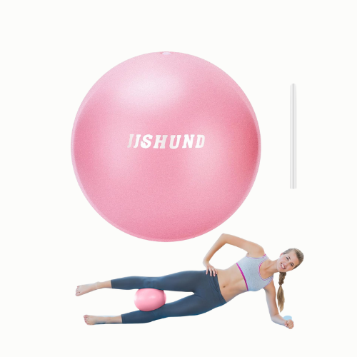 Vrouw ligt naast een grote roze fitnessbal met de tekst JISHUND erop en een kleinere roze bal onder haar benen.