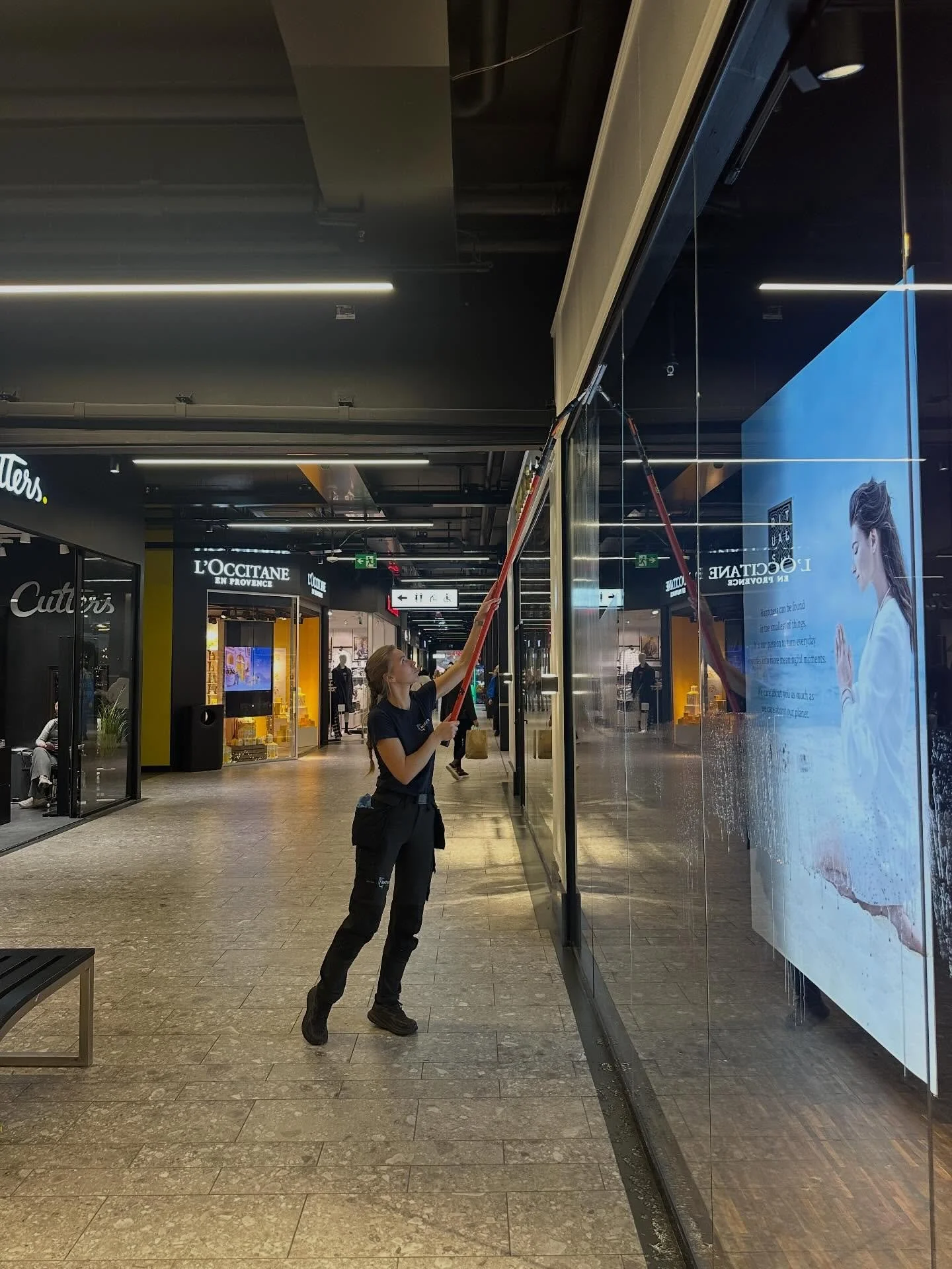 ✨ Selv p&aring; ruskev&aelig;rsdager ute er det godt &aring; h&oslash;re kundene verdsetter blanke og rene vinduer inne.
Vil du ogs&aring; ha skinnende rene vinduer? Ta kontakt!