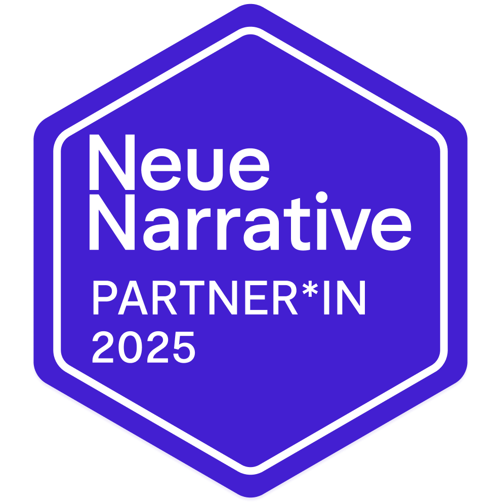 Ein blauer Badge mit weißer Umrandung, auf dem steht: "Neue Narrative PARTNER*IN 2025".