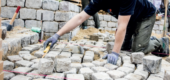 person der lægger brosten