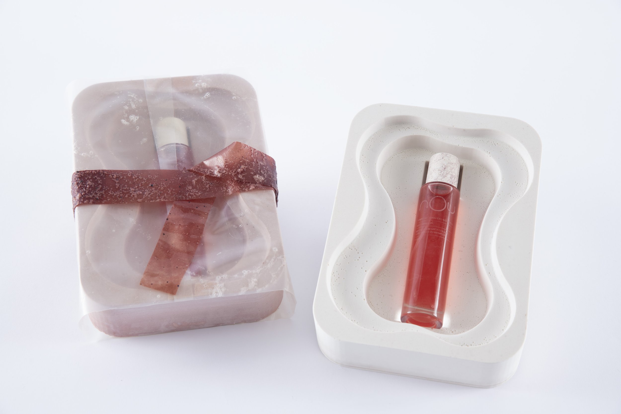 Caps and packgaging developed for NOU - same microalgae species with astaxanthin, cellulose, starch and agar.