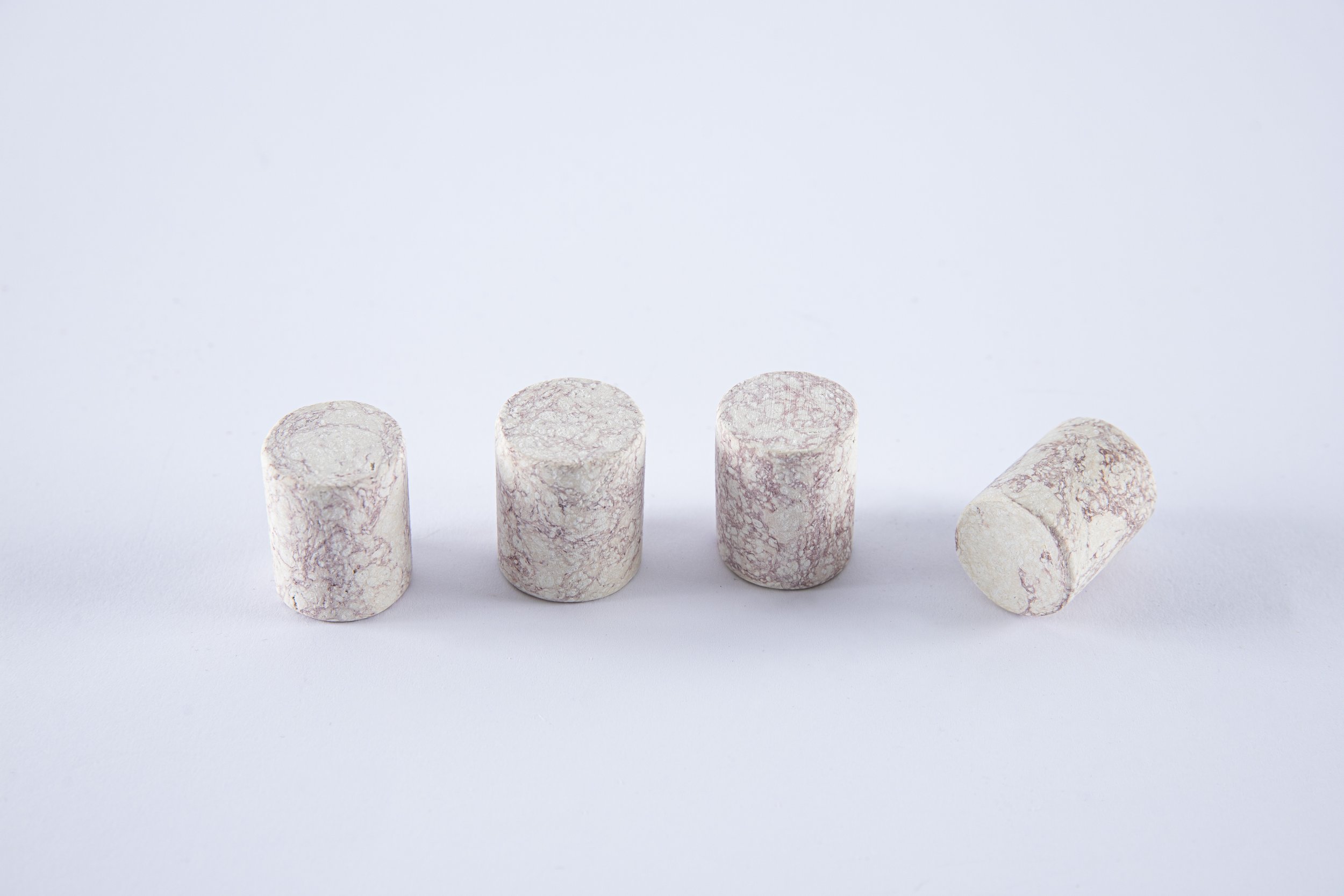 Caps developed for NOU - same microalgae species with astaxanthin, cellulose, starch and agar.