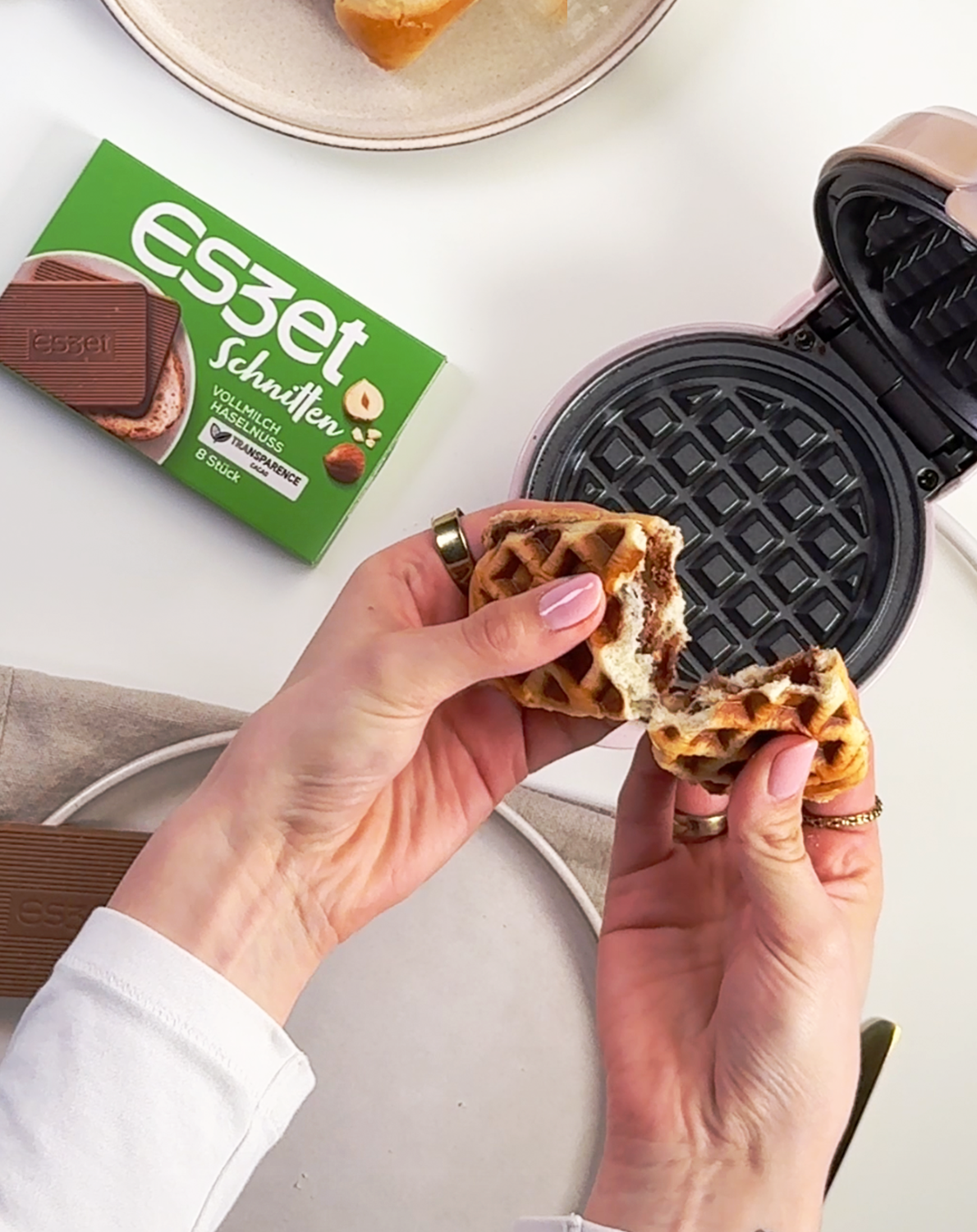 Milchbrötchen-Waffeln mit Eszet Schnitten Haselnuss im Waffeleisen. Das Rezept zeigt knusprige Waffeln mit geschmolzener Schokolade als schnelles Frühstück oder süßes Dessert.