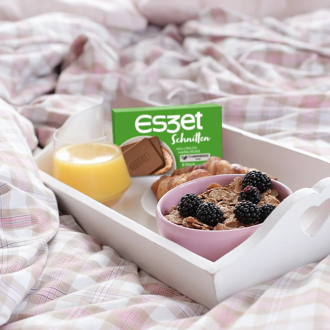 Eszet Haselnuss Schokolade Schnitten für ein gemütliches Frühstück im Bett mit Saft, Croissant, Beeren und süßem Schokoladengenuss