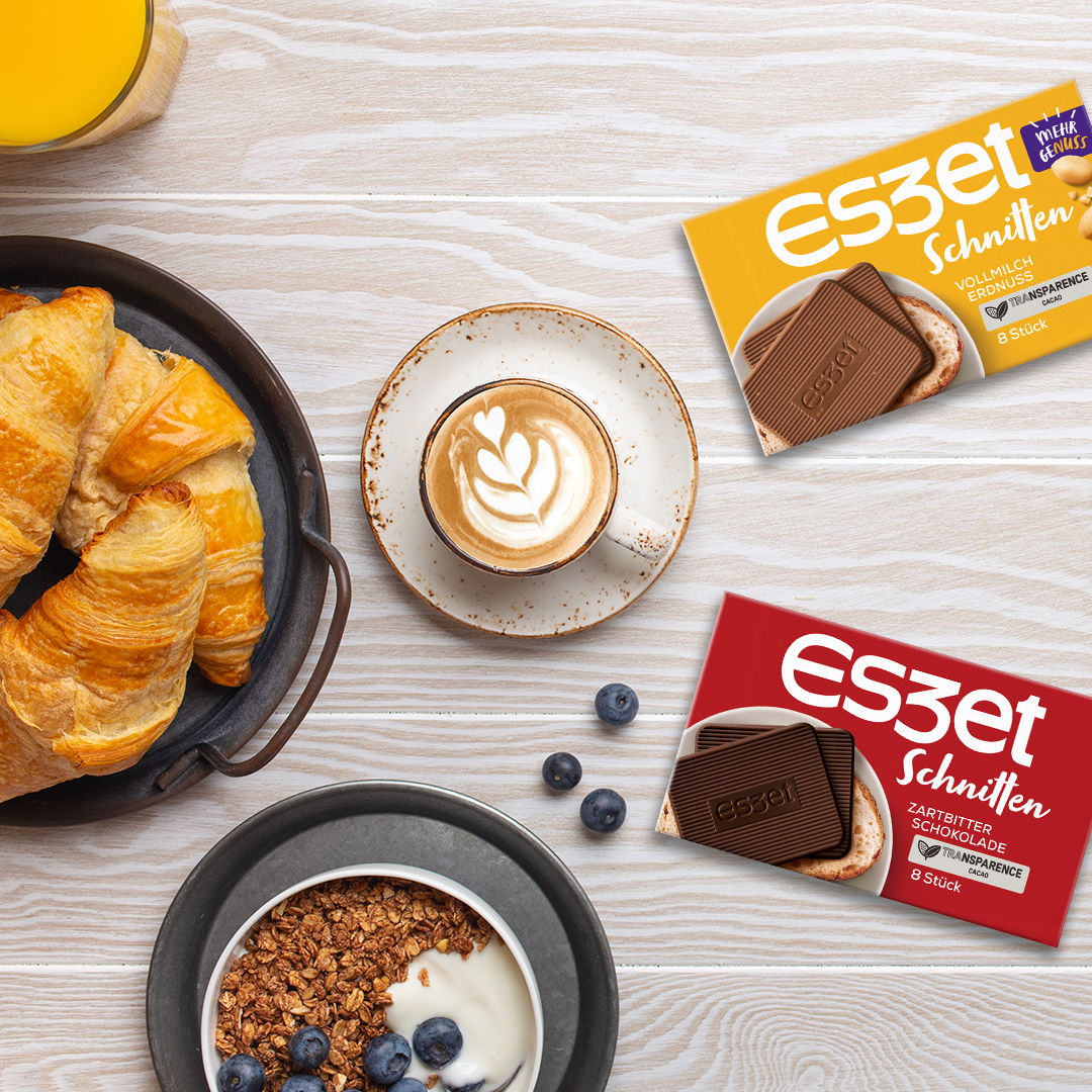 Eszet Erdnuss Schokolade Schnitten beim Frühstück mit Kaffee, Croissants und verschiedenen Sorten für süße Frühstücks und Genussmomente