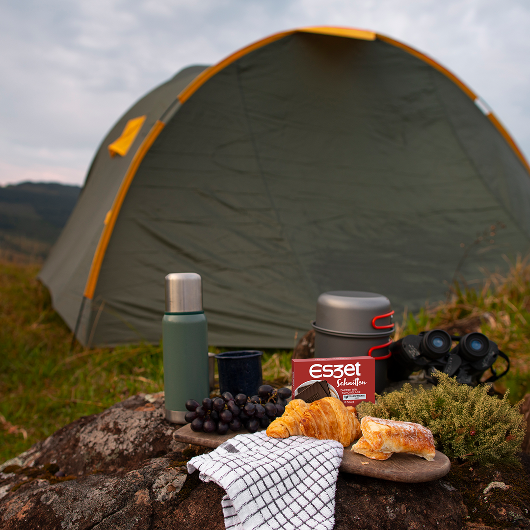 Eszet Zartbitter Schokolade Schnitten beim Camping Frühstück mit Croissant, Kaffee und Trauben für genussvolle Outdoor und Reise Momente