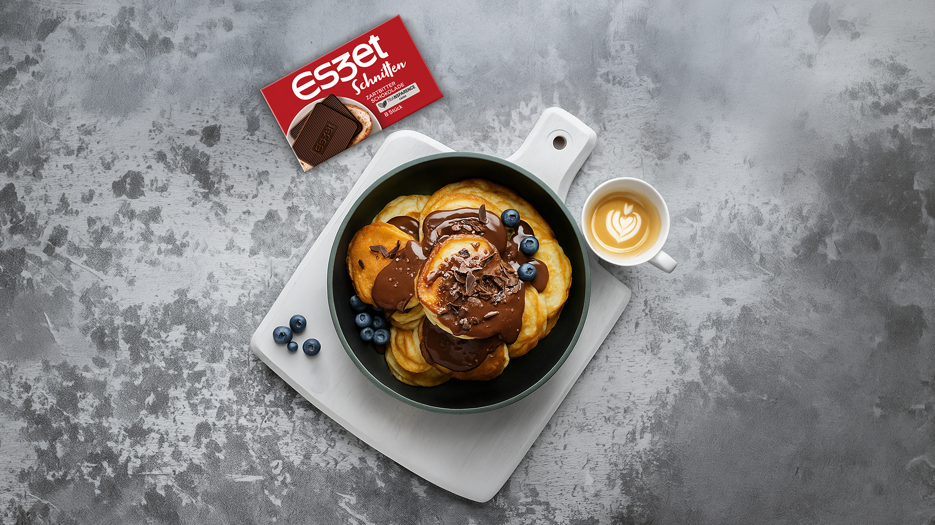 Eszet Rezept Pancakes geschmolzener Eszet Zartbitter Schokolade und Heidelbeeren als süßes Frühstück, Dessert oder Brunch Idee