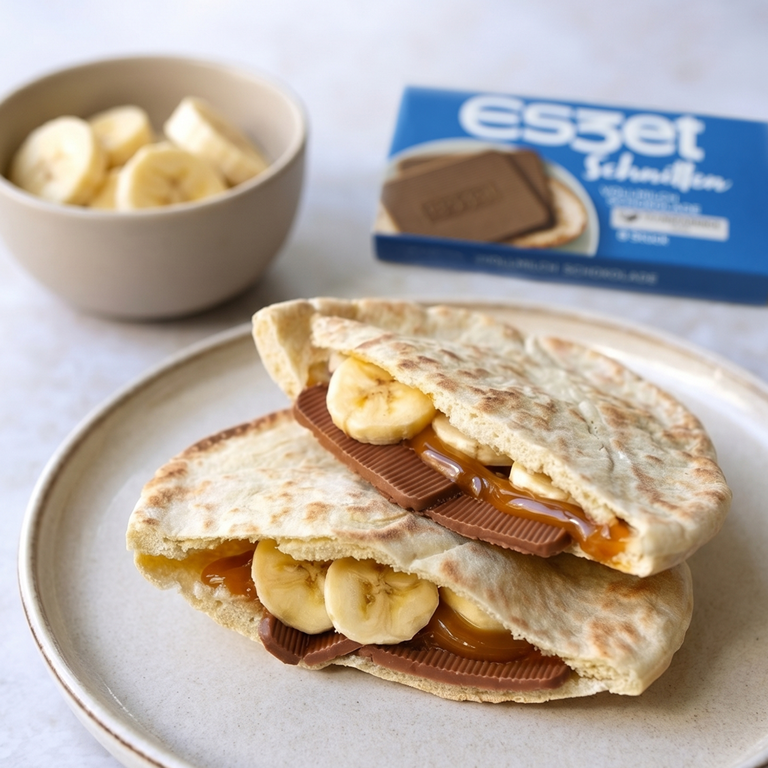 Eszet Rezept mit süßem Döner aus Pita Brot, Banane, Karamell und Eszet Vollmilch Schokolade als kreative Frühstücksidee und süßer Snack