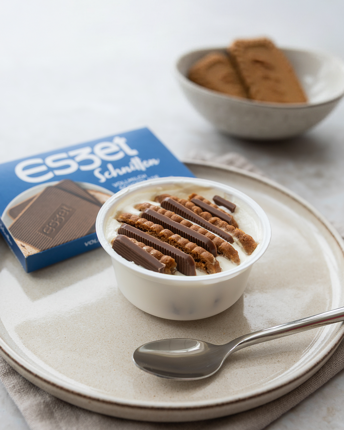 Eszet Rezept Japanese Cheesecake Dessert mit Joghurt, Keksen und Eszet Vollmilch Schokolade als süße Rezeptidee für Dessert und Snack