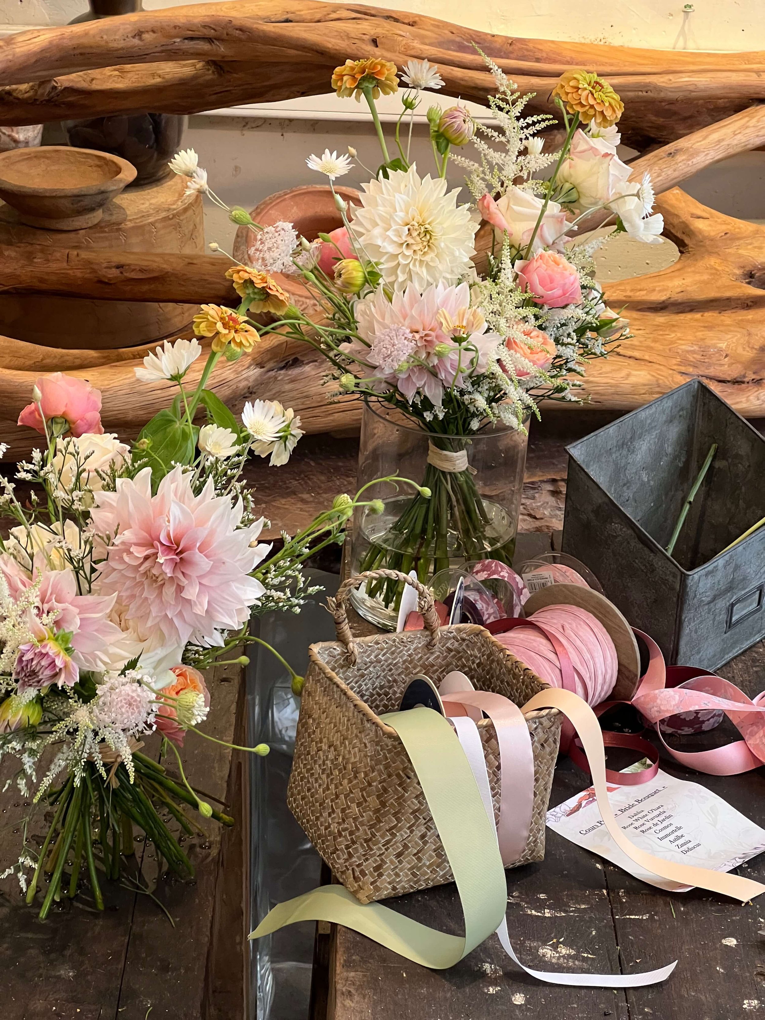 Bouquets pastel terminés après un atelier floral. Un résultat délicat dans un cadre artisanal et chaleureux.