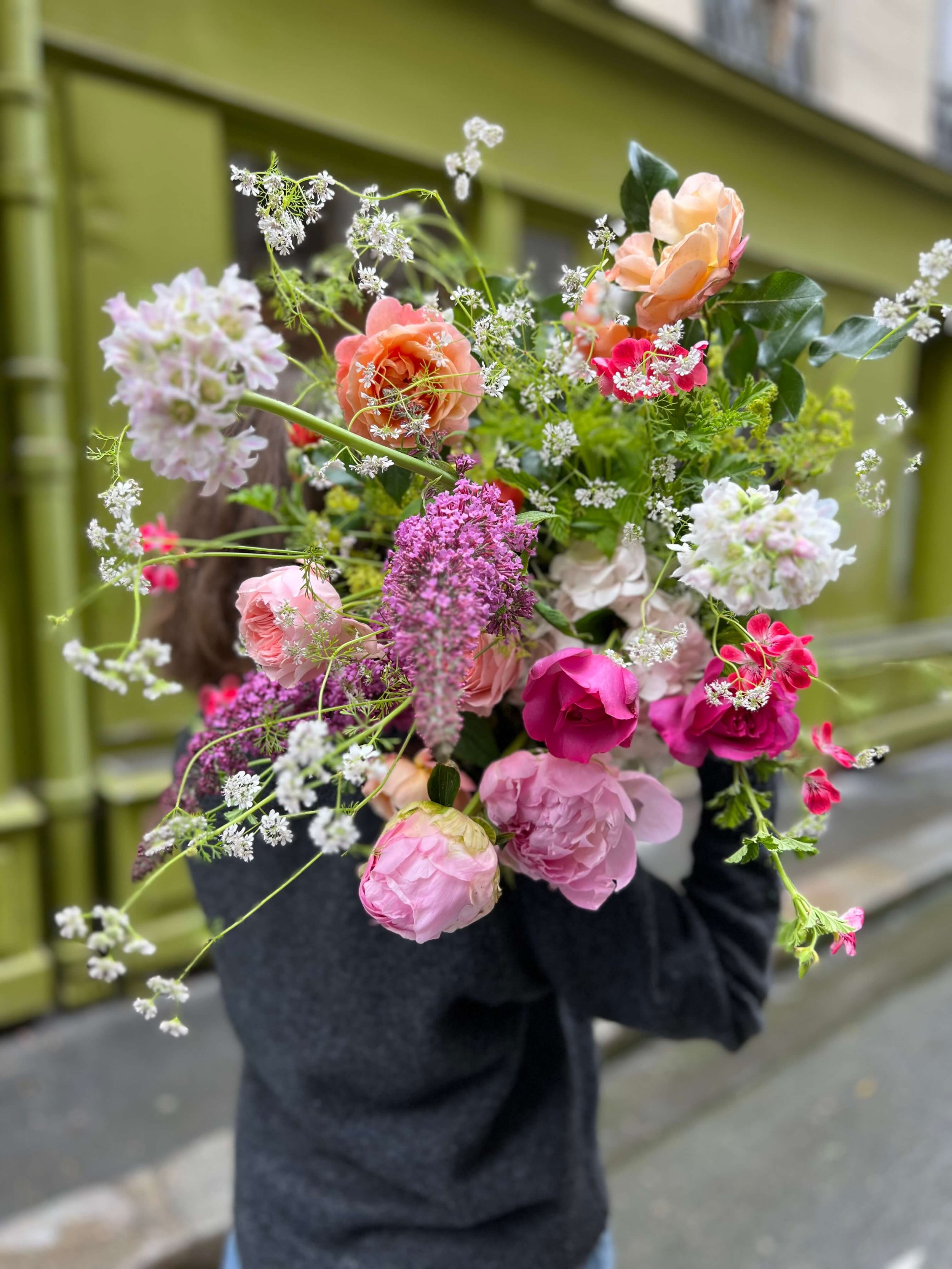 Bouquet printanier en rose, blanc et pêche. Une création légère et romantique sortie tout droit de l’atelier.