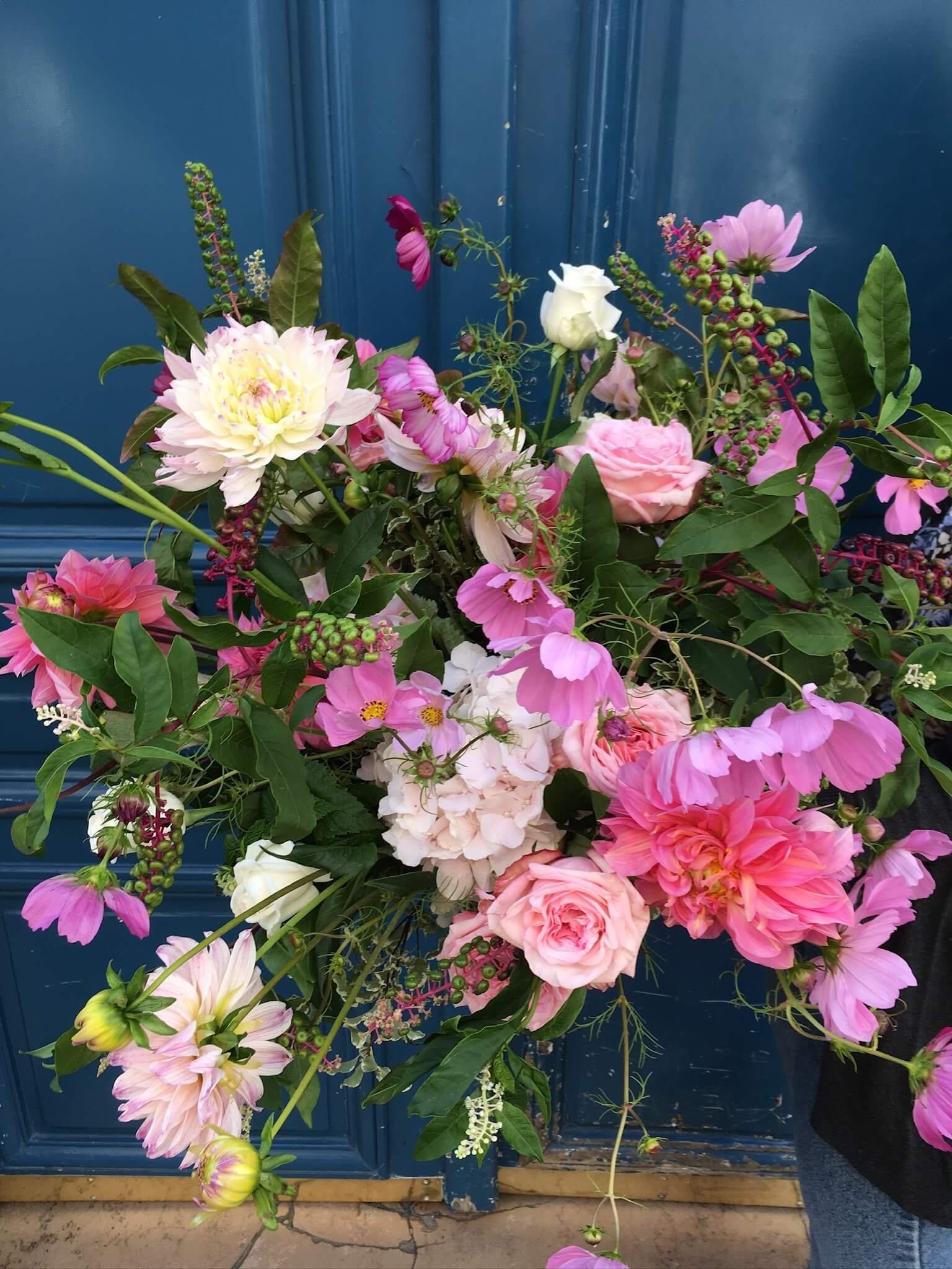 Bouquet automnal fait de dahlias et de roses