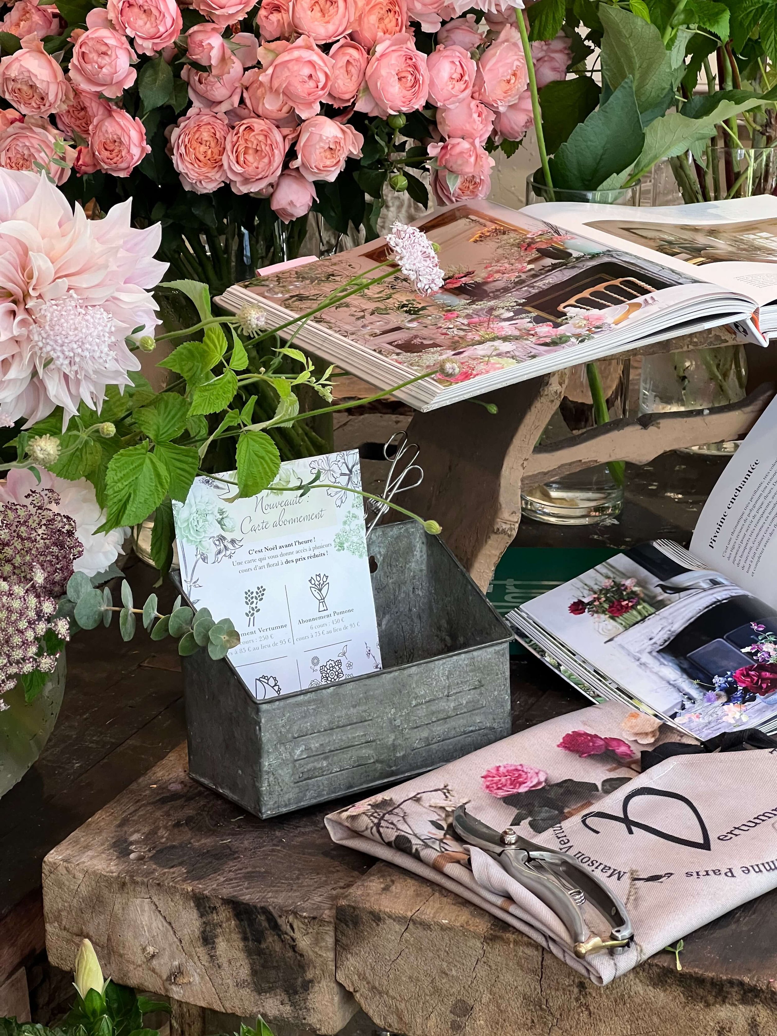 Carte abonnement floral Vertumne, entre lecture et fleurs fraîches. Un concept fleuri à offrir ou à s’offrir.