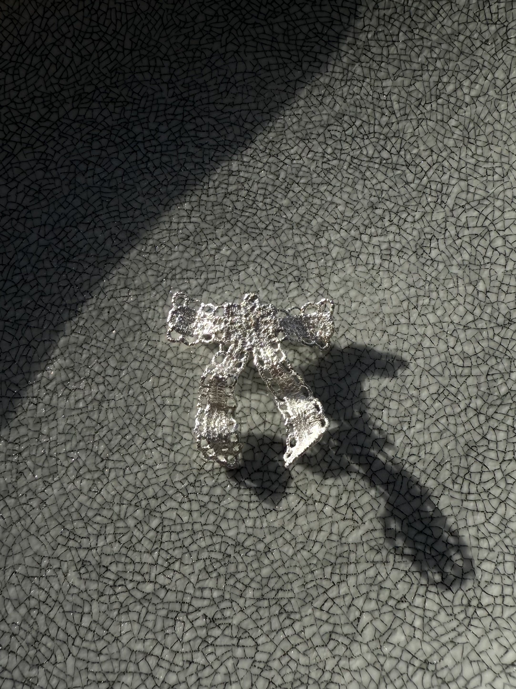 Lace ribbon brooch