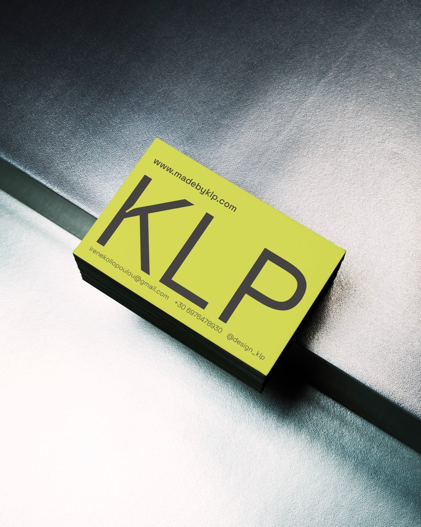 Does anyone still uses business cards? 

#businesscards #madebyklp #printdesign #carddesign
