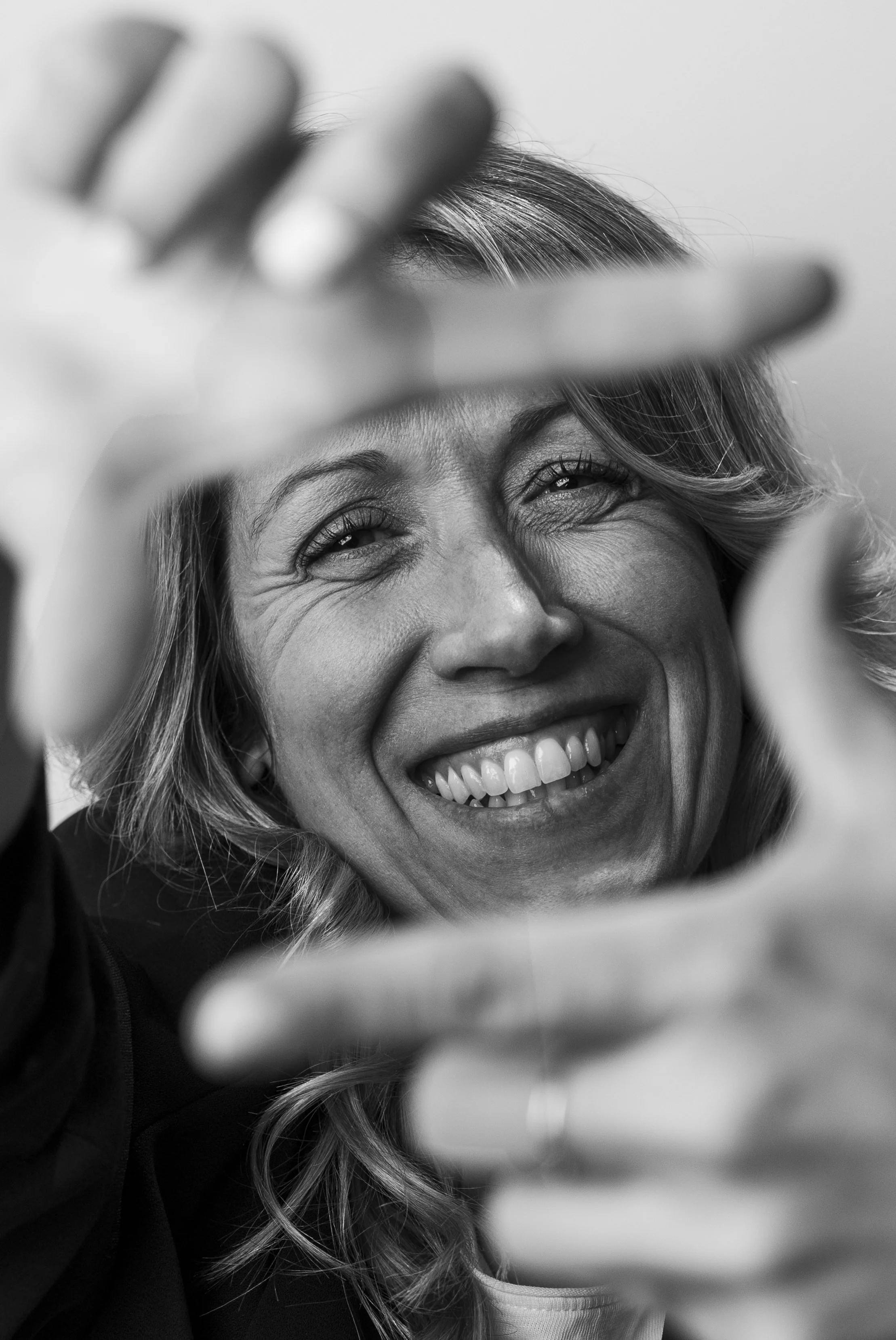Portrait noir et blanc d’une femme souriante en gros plan