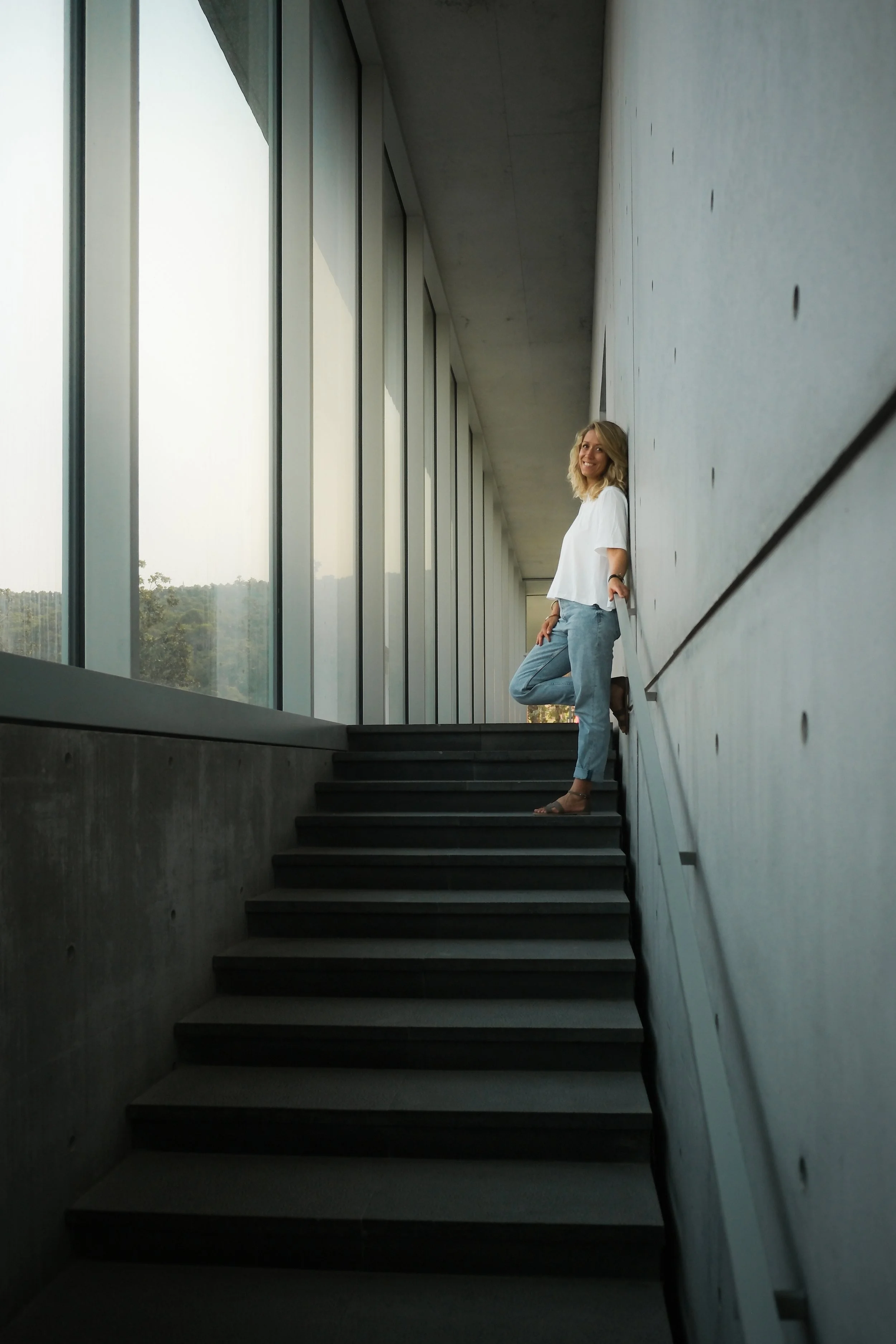 Florie Betti, fondatrice de Brill Coaching, dans un espace contemporain