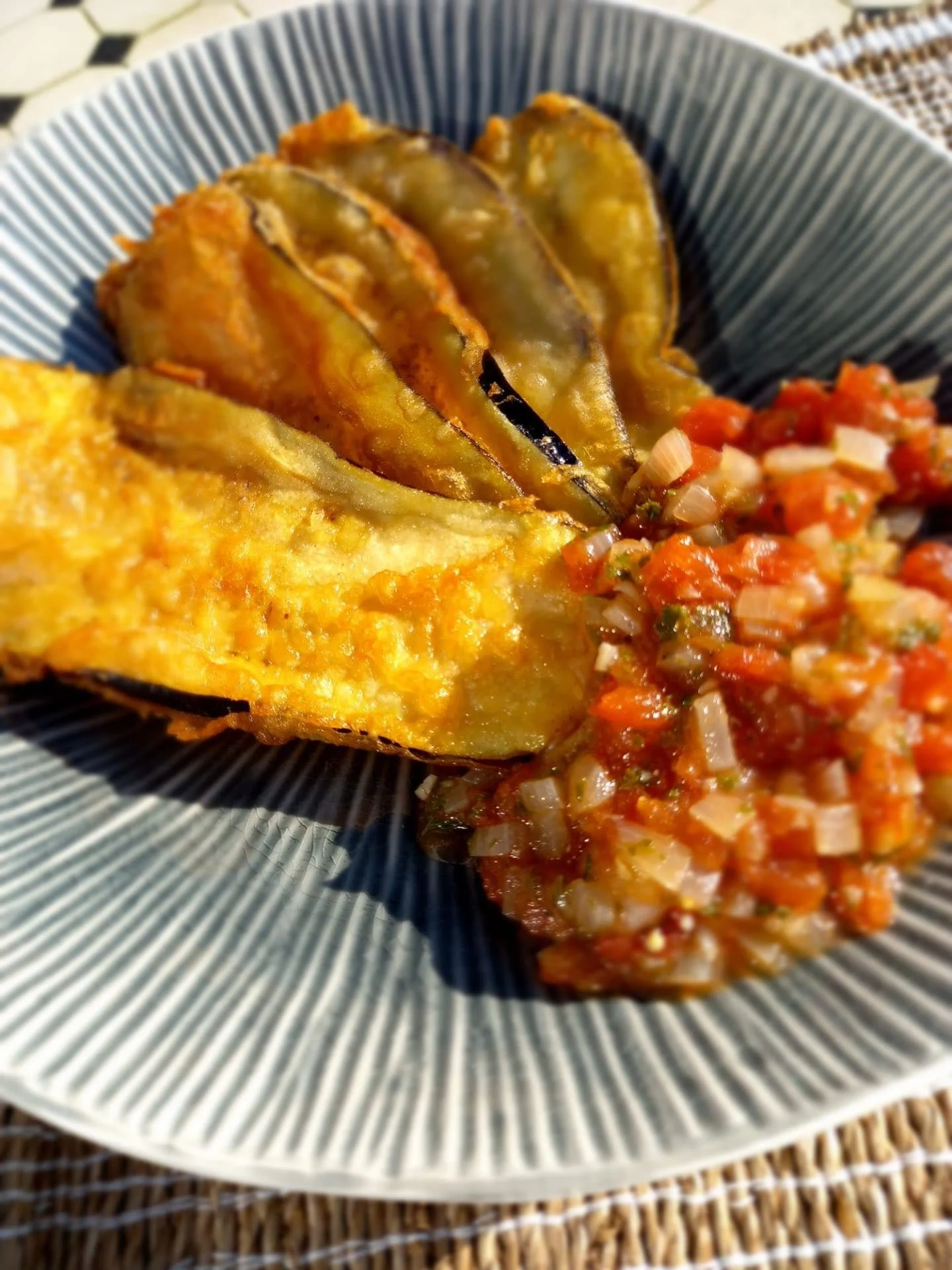 gepaneerde aubergine met tomatensalsa