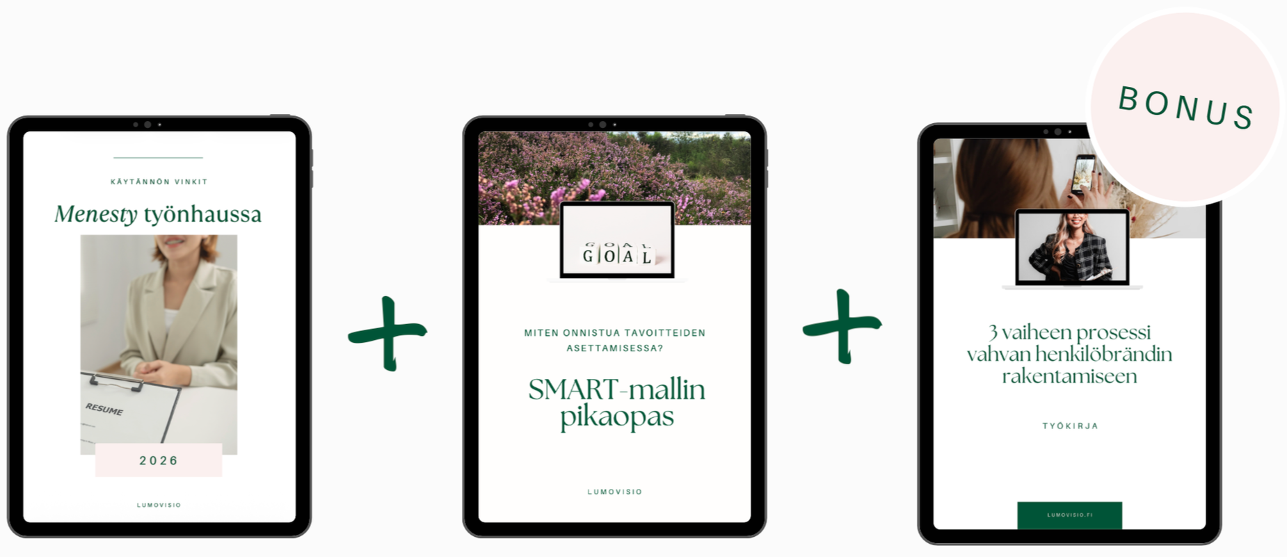 Kuvassa on kolme mobiililaitetta, joiden näytöillä on erilaisia koulutusmateriaaleja. Vasemmalla kuvan laitteen näytössä on opas työhaastatteluun vuodelta 2026, keskellä on kuvassa kukkivia puskia ja teksti SMART-mallin pikaopas, oikealla on kuvassa henkilö ottamassa selfieä ja teksti kolmivaiheisesta prosessista vahvan henkilöstön rakentamiseksi. Yläoikeassa on vaaleanpunainen ympyrä, jossa lukee Bonus.
