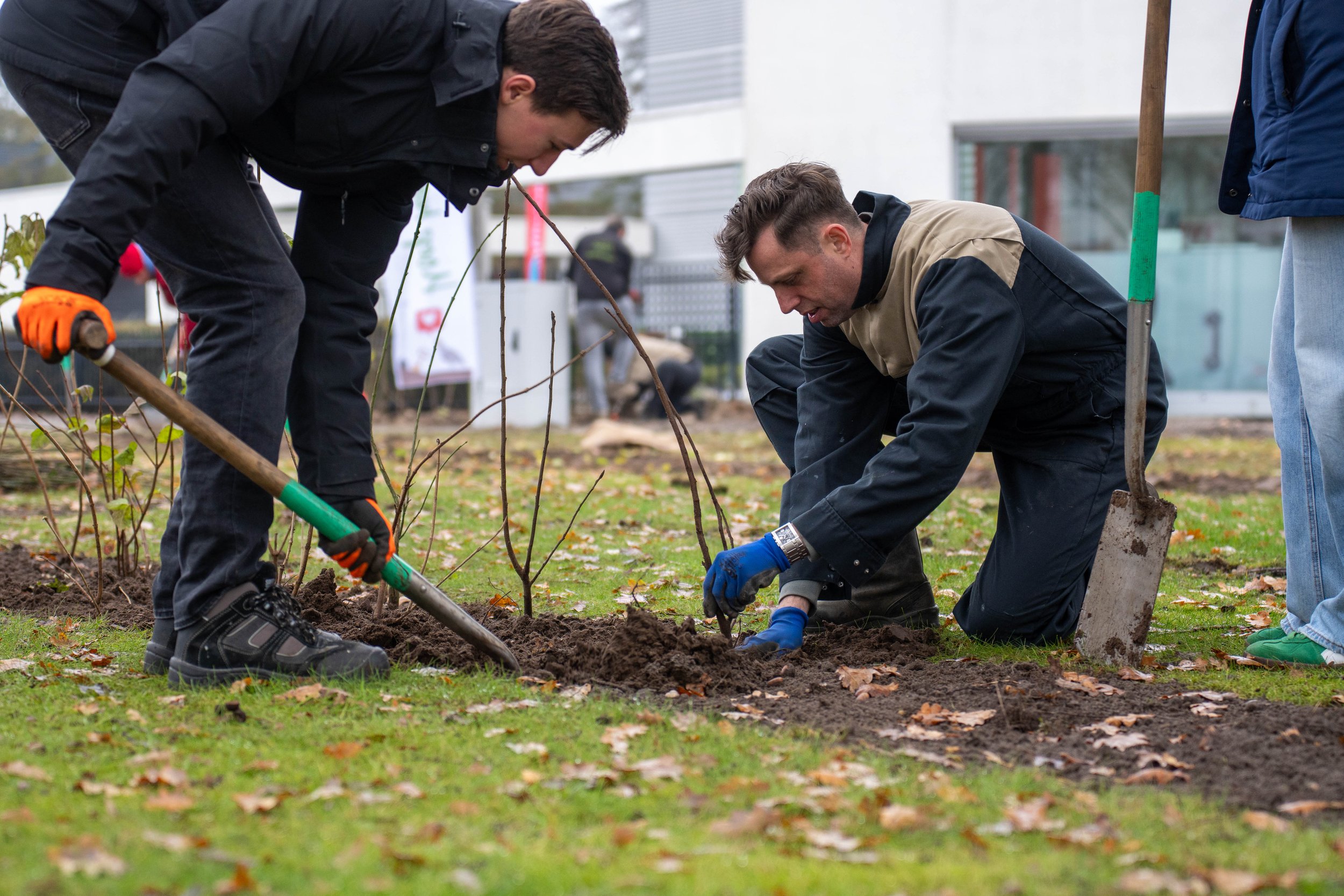 Werknemers planten ruim 150 meter heg op Amersfoorts bedrijventerrein