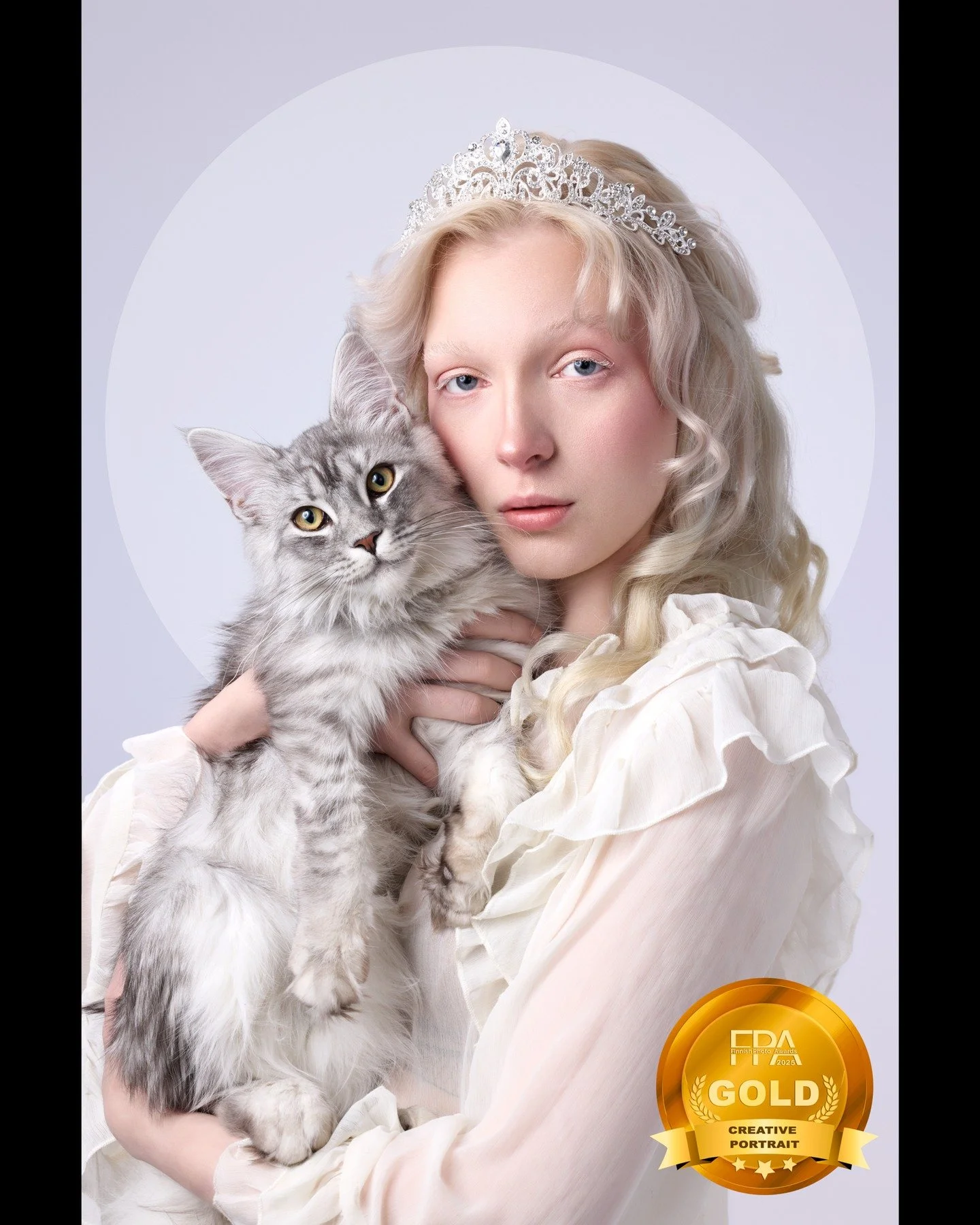 🔥 Finnish Photo Awards 2025 🔥
En osaa sanoin kuvata sit&auml;, kun tajusin voittaneeni kultaa Creative Portrait -sarjassa. Olin aivan h&auml;keltynyt &ndash; tuomaripisteet 92,25 ja yksi tuomari antoi jopa 98 pistett&auml;! 💛 

Tuomarikommentit j&