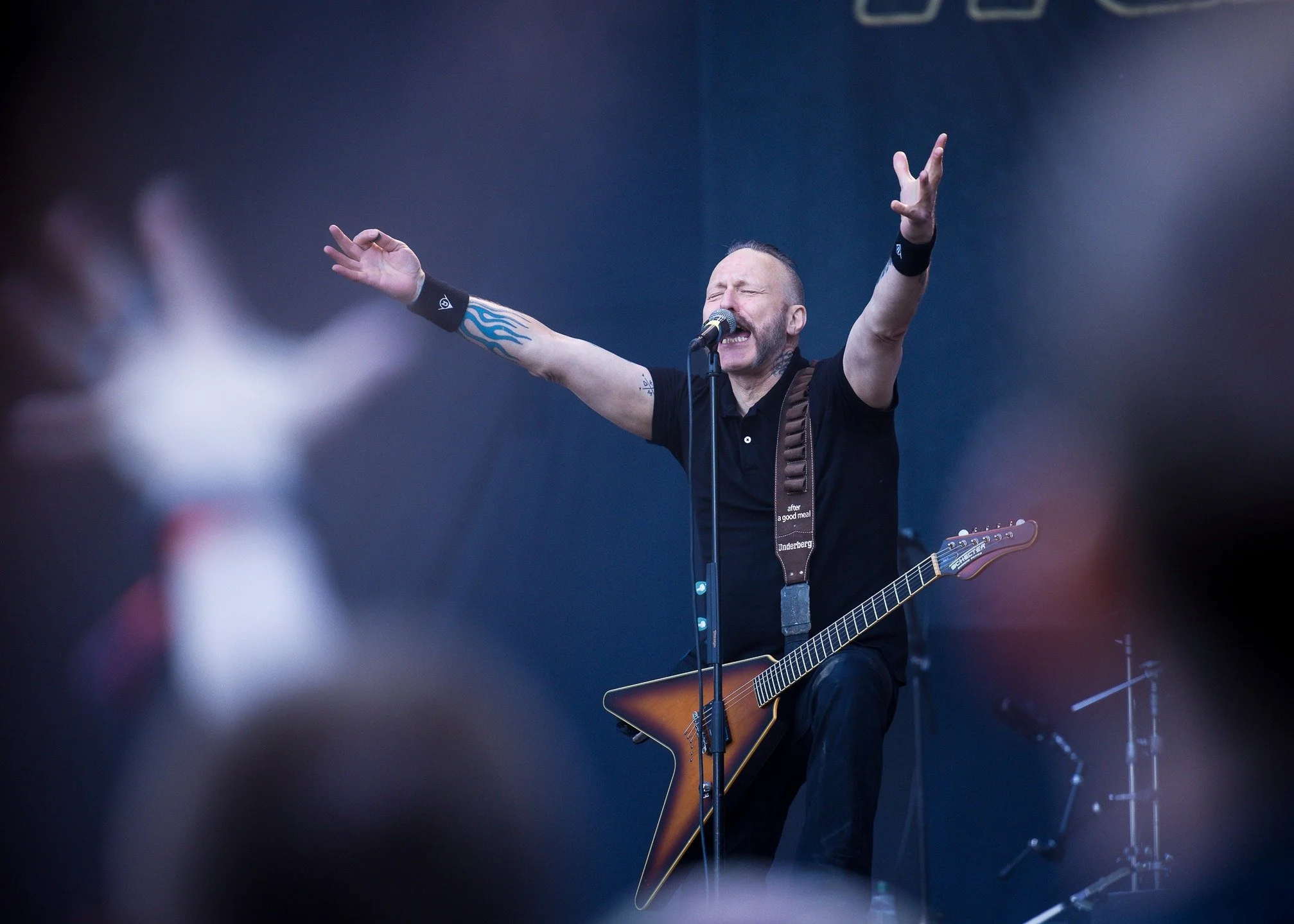 T&auml;m&auml; viikonloppu menn&auml;&auml;n kamerat kaulassa @tuhdimmattahdit Tampereella. Metallimusiikkia ja valokuvausta ❤️
Kuvia on eiliselt&auml; sortattavana tuhansia, mutta otetaan muutaman kuvan fiilistely oman suosikkini @mustaschofficial k