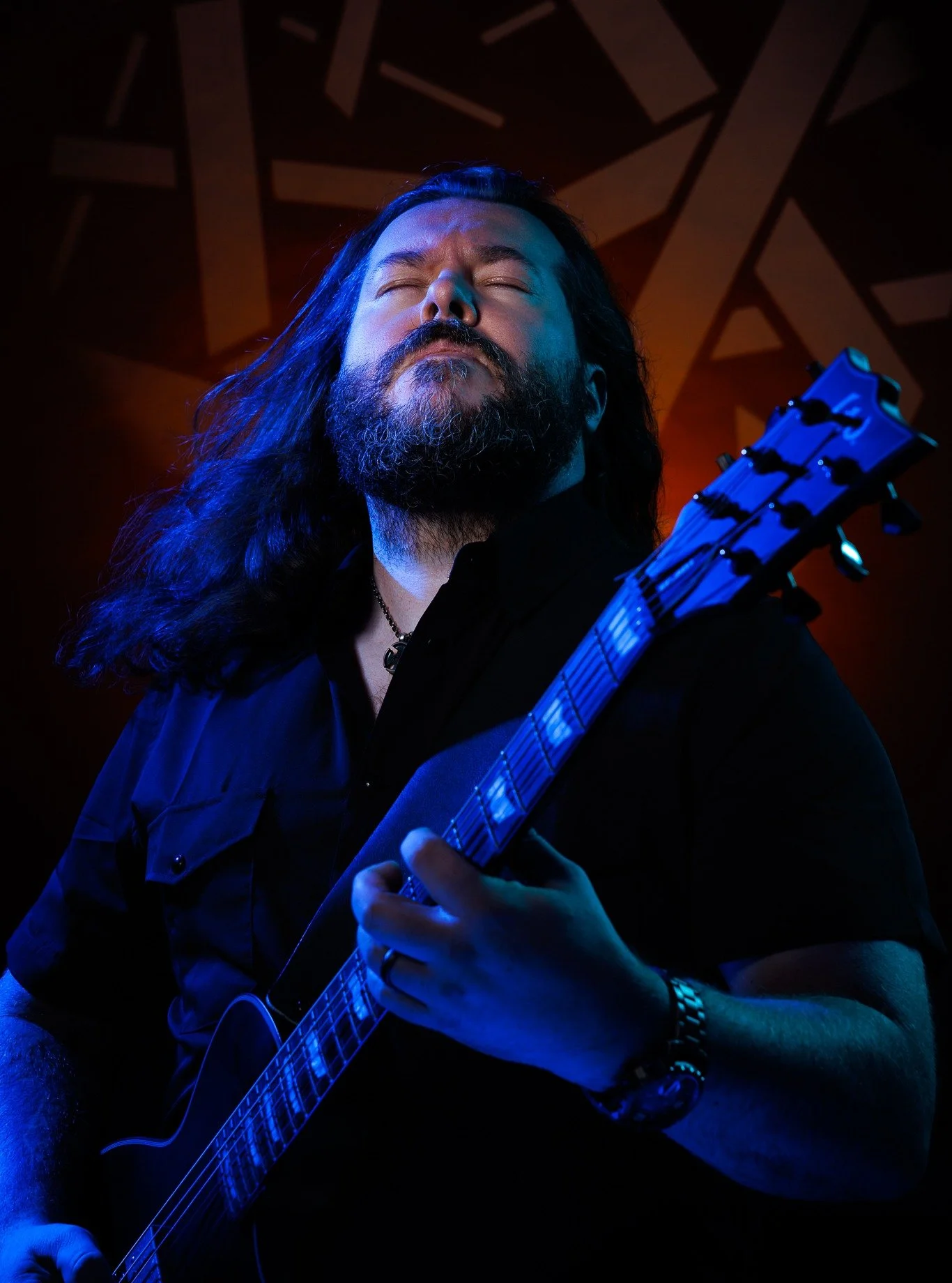 Eilisilt&auml; studiotreffeilt&auml; ❤️ metallihenkist&auml; setti&auml;. 
Viinimies teki my&ouml;s paluun (kuka muistaa Viinimiehen? 😀). Siit&auml; tuloksia my&ouml;hemmin.
.
.
#hevikitara #metallihenki #studiokuvaus #hevimies #luovakuvaus #muotoku