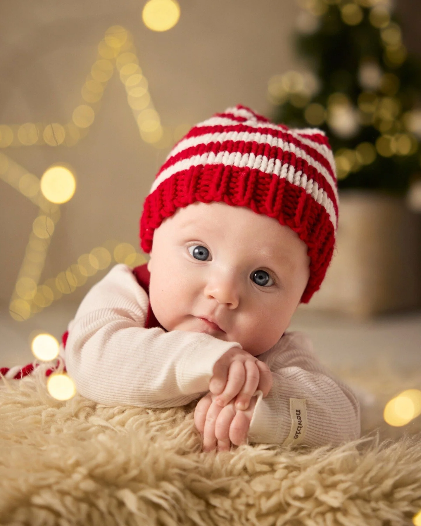 Ihana vakkariasiakkaani piipahti kamerani edess&auml; jo kolmatta kertaa ❤️ N&auml;in s&ouml;p&ouml;si&auml; tonttuposeerauksia saatiin pikkumiehest&auml;.
T&auml;n&auml; vuonna en j&auml;rjest&auml; jouluminikuvauksia, mutta kaikkien kuvausten yhtey