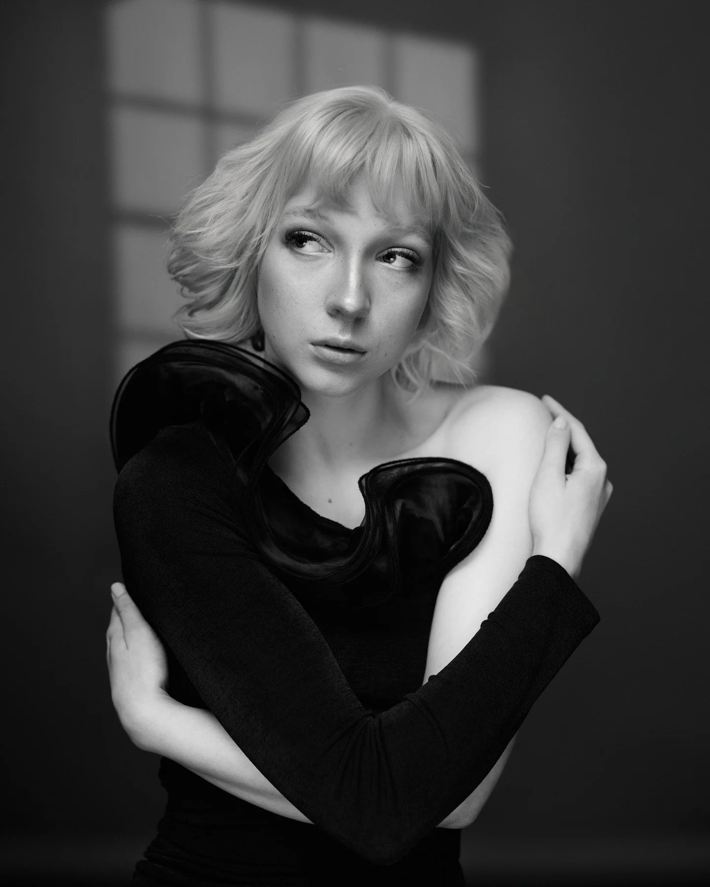 Kuvailtiin viikonloppuna upean @snnmr_s kanssa 😍 Ekaksi fiilistelyyn kuva, joka sorttaillessa kiinnitti ensimm&auml;isen&auml; huomioni.
.
.
#finnishportraits&nbsp;#femaleportrait&nbsp;#finnishphotographer&nbsp;#beautyphotography#portraitphotography