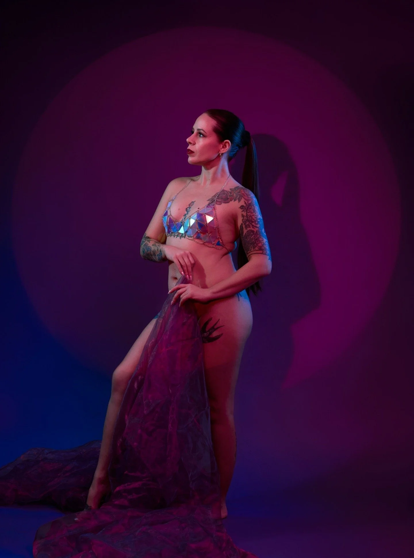 T&auml;m&auml; piiiitk&auml;n pitk&auml; harmaa marraskuu kutsuu kokeilemaan v&auml;rej&auml;. 
Kiitos malleilusta Laura @ready.set.model 👌
.
.
.
#valokuvaajanaiset #valokuvaajapirkanmaa #finnishportraits #finnishphotographer #beautyphotography #eos