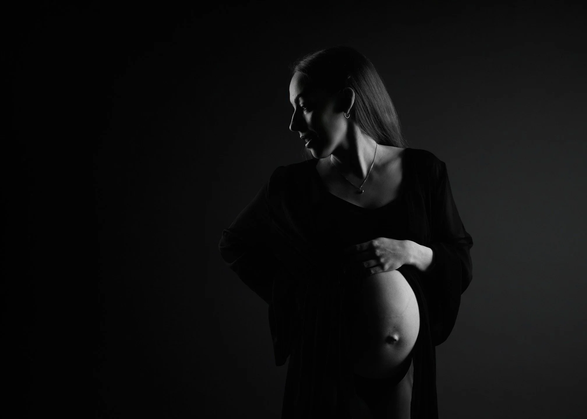 Hiljaisuudessa kasvaa kokonainen maailma, turvassa ja suojattuna.
.
.
#odotuskuvauspirkanmaa #odotuskuvaus #raskauskuvaus #valokuvaajapirkanmaa #lowkey #valokuvaajanaiset