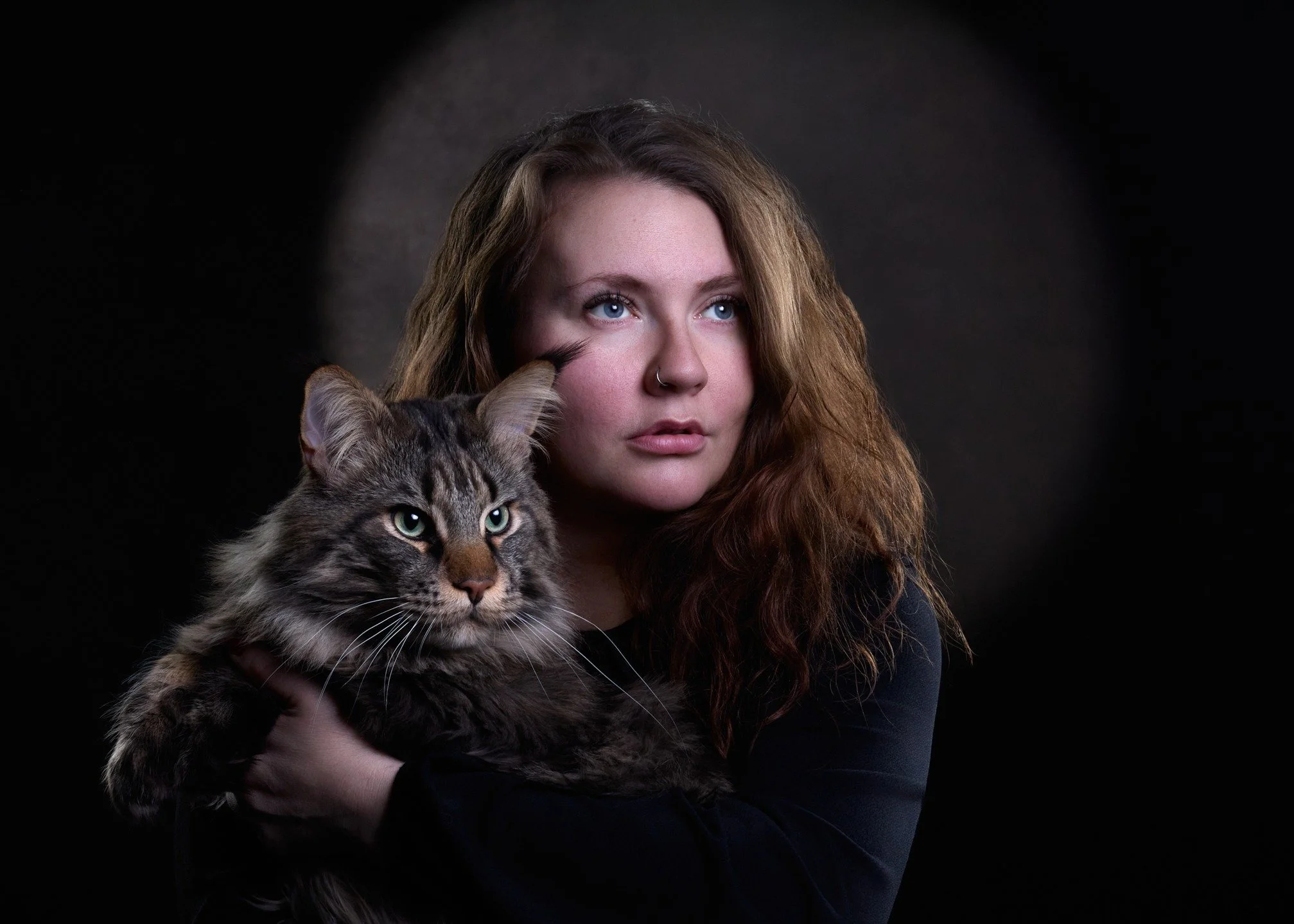 Sain kameran eteen kuvaajakollega @idaphotoss ja Marion 🥰 Aika ihanat!
Maalasin taustan itse ja olen nyt testaillut sit&auml; erilaisilla valaisuilla. T&auml;ytyy kyll&auml; jatkaa maalailuharrastusta useampaan taustaan. 
.
.
#studiokuva #kissakuvau