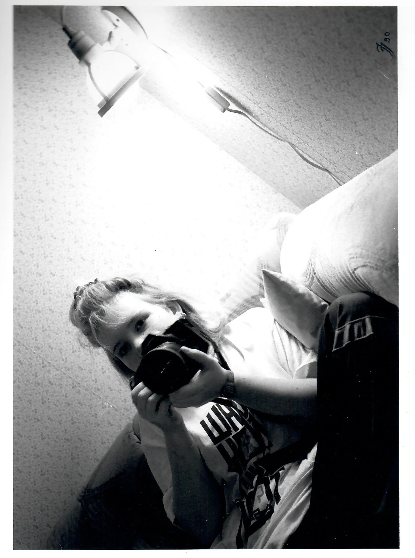 Se olen m&auml;, joulukuussa 1990.
Sain jo lapsena opetella j&auml;rjestelm&auml;kameralla kuvaamista is&auml;n kameroilla ja meill&auml; oli kotona pimi&ouml;. Kehitteit&auml;, punainen valo, j&auml;nnitys kun kuva ilmestyy paperille. Ei ollut kuvan