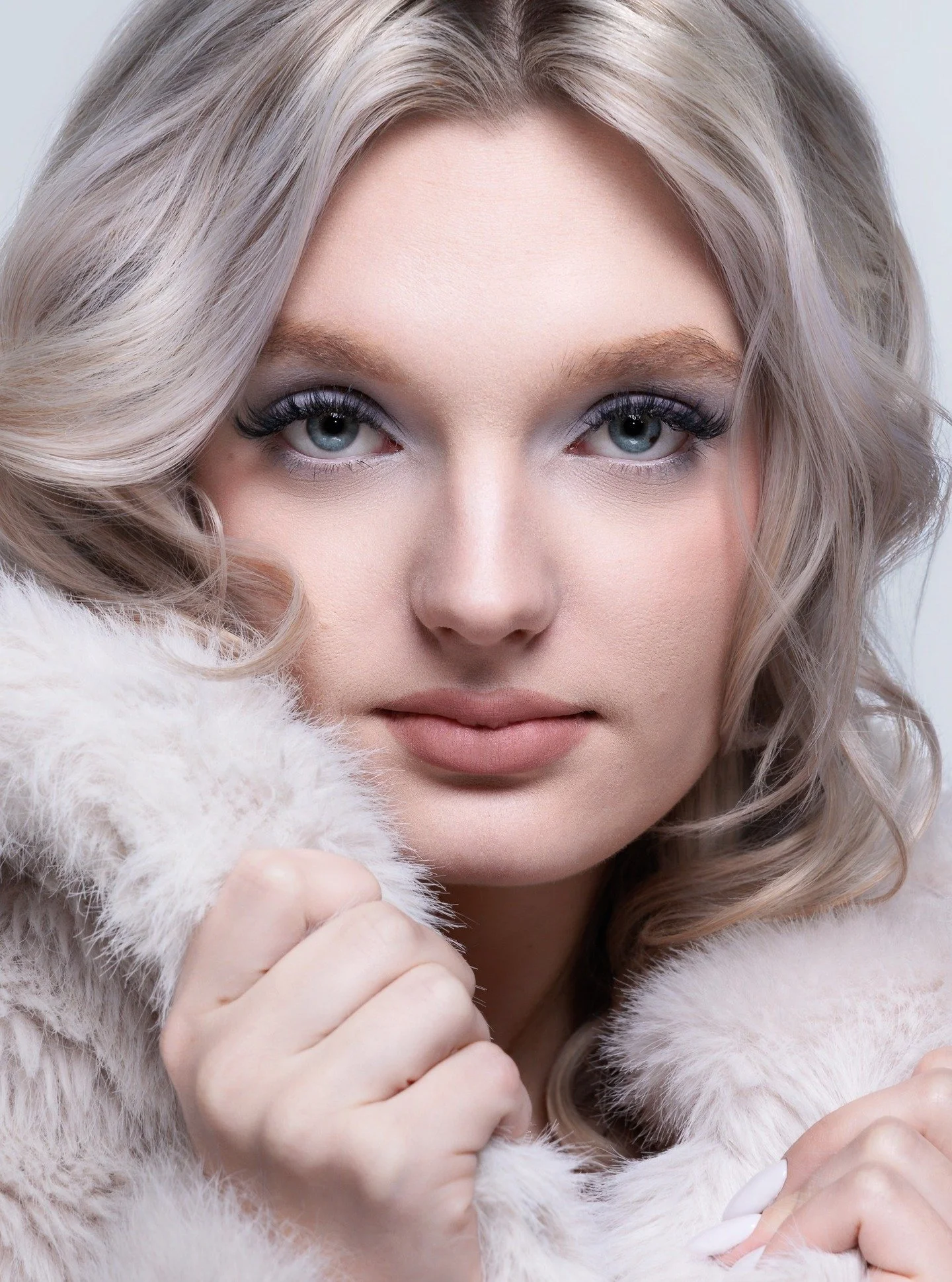 Emilia tuli studiolle yhteiskuviin kissansa kanssa, mutta kisua j&auml;nnitti kuvaus niin paljon, ett&auml; p&auml;&auml;tettiin muutaman onnistuneen ruudun j&auml;lkeen ett&auml; kisun kuvausp&auml;iv&auml; on siin&auml;. Napsittiin sitten ex-tempor