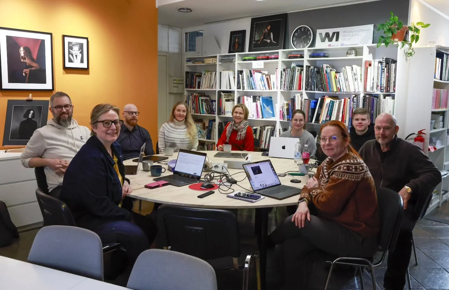 Valokuvaajamestarin opinnot, eli media-alan erikoisammattitutkinto, k&auml;ynnistyi t&auml;n&auml; viikonloppuna mukavassa porukassa @vvi_oy 🤩 

Ryhm&auml;kuva 📸 @erkkob 
.
#vvi_oy #ammattivalokuvaaja #valokuvaajamestari #valokuvaajapirkanmaa #nais