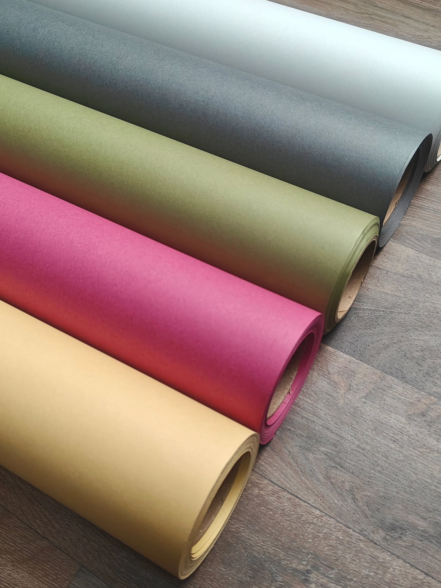 Uusia v&auml;rej&auml; taustavalikoimaan 😍😍😍😍 
Tilasin loppuneiden lis&auml;ksi muutaman herkkuv&auml;rin. 
.
#valokuvaaja #studiovalokuvaus #muotokuvaus #muotokuvaaja