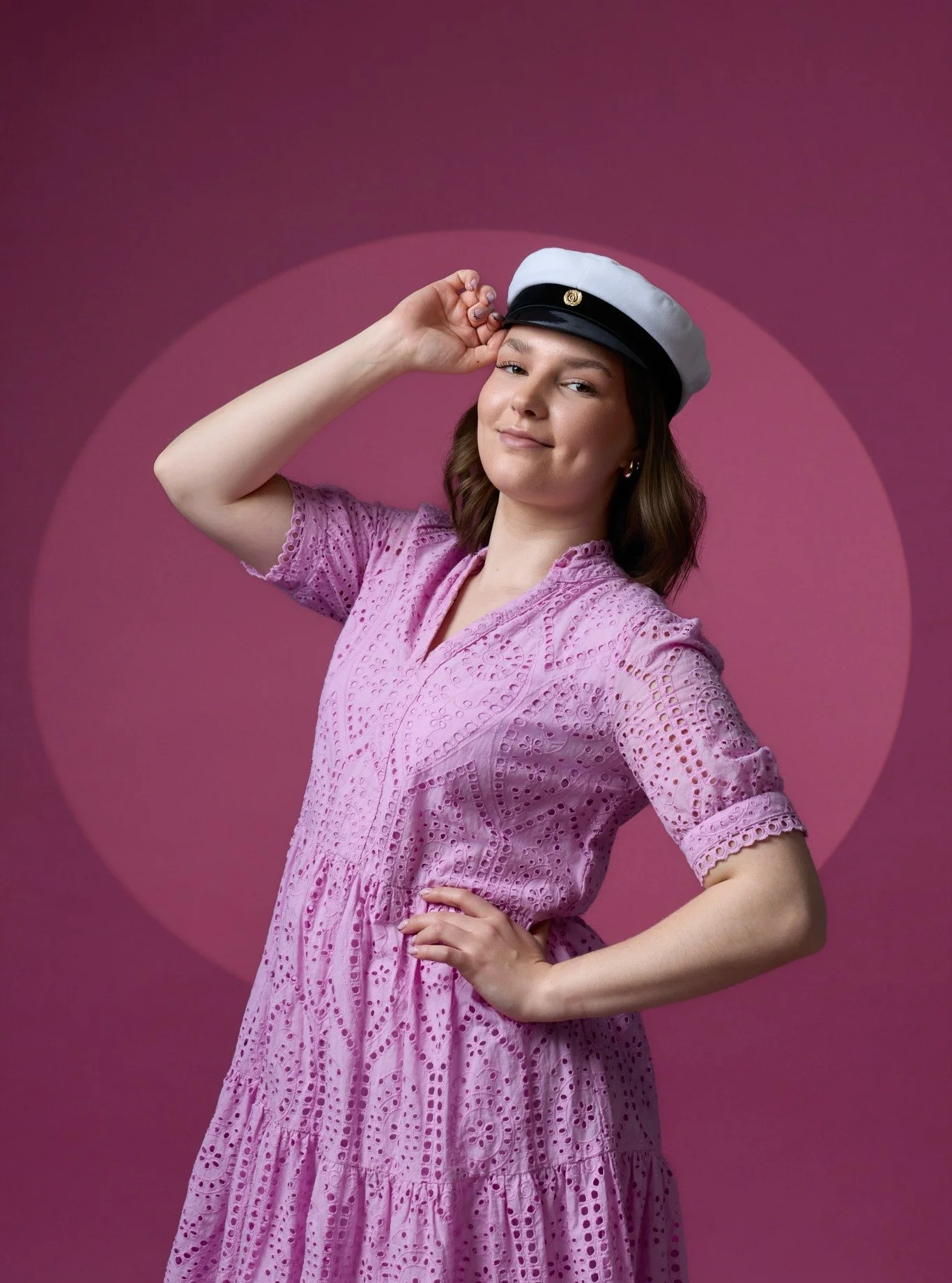 Perinteiset ylioppilaspotretit vai jotain ihan muuta, tai molemmat? Mut on todella helppo saada innostumaan luovemmistakin ideoista 🤩 Lempiv&auml;ri, harrastus, suosikkipaikka, musiikkimaku, you name it. Tehd&auml;&auml;n kuvista sun n&auml;k&ouml;i