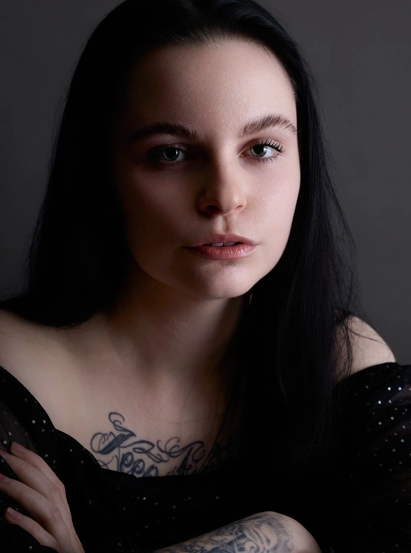 Riina @selkjamaa k&auml;vi kuvattavana ja saatiin aikaan kiva setti t&auml;ytett&auml; Riinan mallikansioon. T&auml;m&auml; mun suosikki ansaitsee ihan oman julkaisun 🤩 

Simppeli&auml;, seesteist&auml;, l&auml;sn&auml;oloa ja pehme&auml;&auml; valo