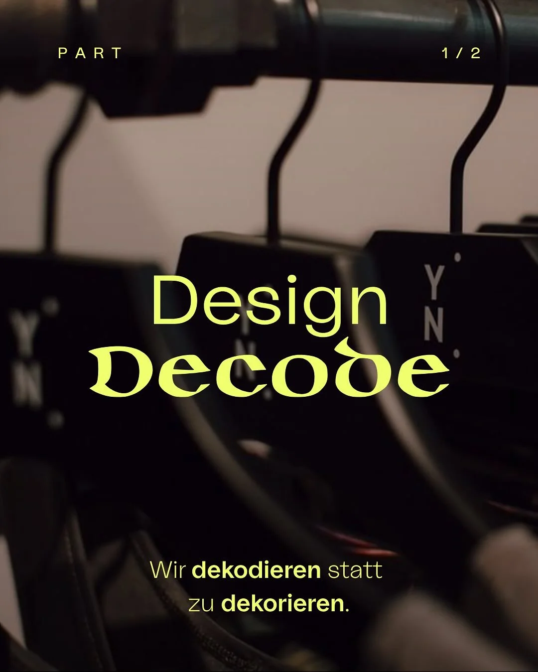 PART 1/2 &rarr; Frage an die Runde:
Was seht ihr? Was erz&auml;hlt dieses Design f&uuml;r euch?

Schau dir die Marke an &ndash; und schreib in die Kommentare:

&rarr; Was erkennst du in diesem Design? Was transportiert es f&uuml;r dich? (Es gibt kein