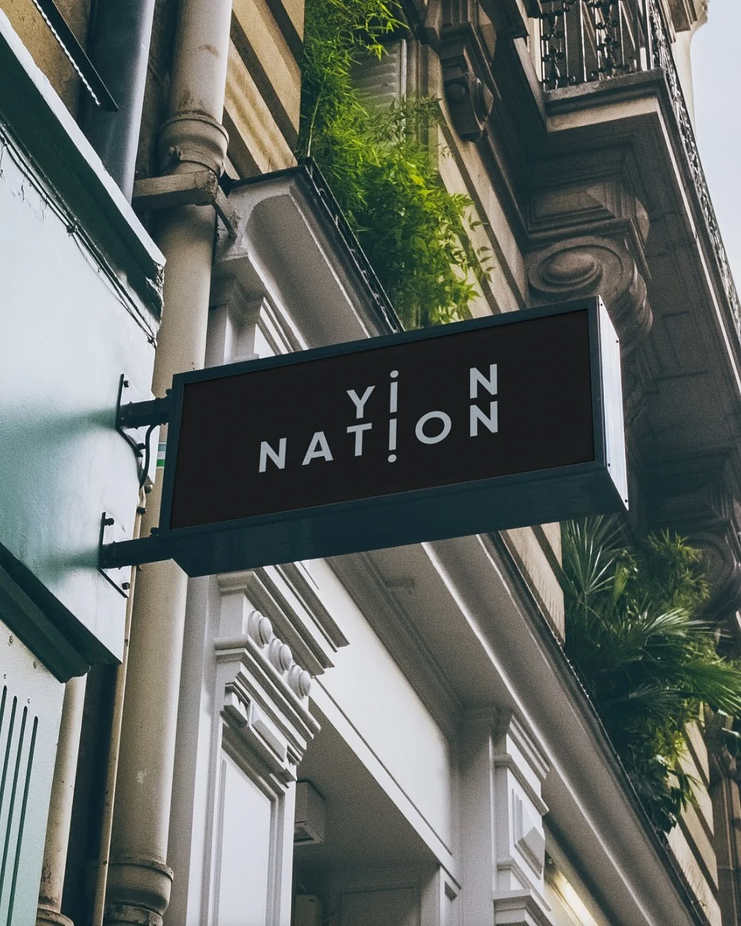 DESIGN DECODE PART 2/2 &gt; Bei Yin Nation sollte das Design mehr transportieren als nur eine sch&ouml;ne Optik.
Die Marke erz&auml;hlt von Balance, Weite und Gemeinschaft &ndash; und vom Slogan Your Home Within.
Schon im Namen vereinen sich Ruhe und