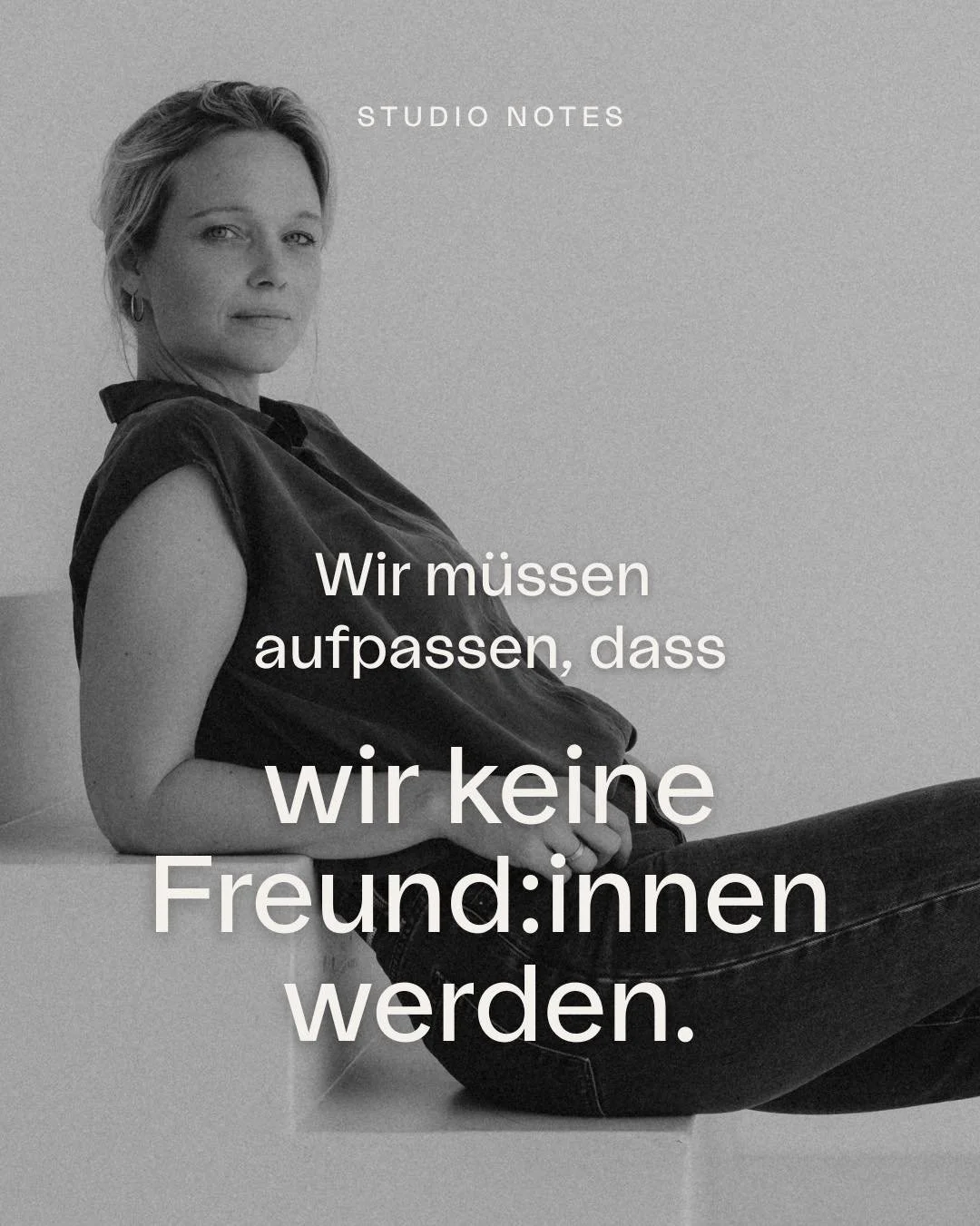 Studio Notes
Was f&uuml;r manche ein Warnsignal ist, war f&uuml;r mich das sch&ouml;nste Kompliment:
&bdquo;Wir m&uuml;ssen aufpassen, dass wir keine Freundinnen werden.&ldquo;
Weil genau das beschreibt, wie ich arbeiten will. Mit Vertrauen, Respekt 