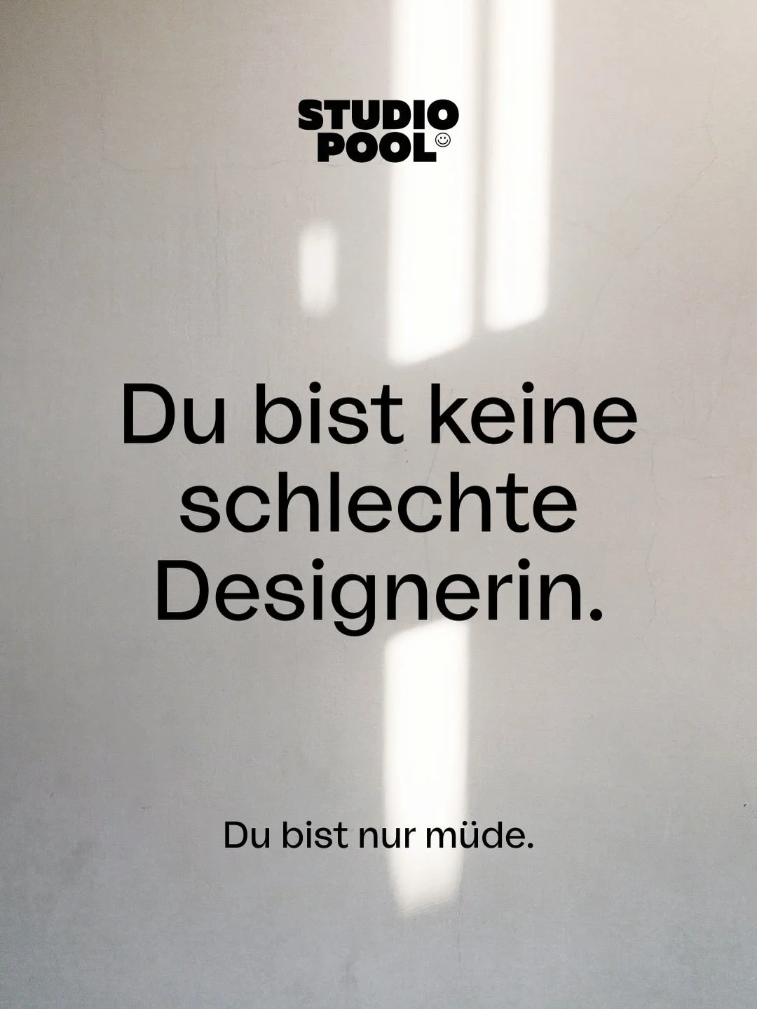 Viele Designerinnen glauben, sie seien nicht gut genug.
Dabei fehlt ihnen nicht Talent, sondern Klarheit.

Klarheit dar&uuml;ber, wie sie denken.
Wie sie f&uuml;hren.
Wie sie ihre Wirkung sichtbar machen.

Ich war genau da.
Und genau deshalb arbeite 