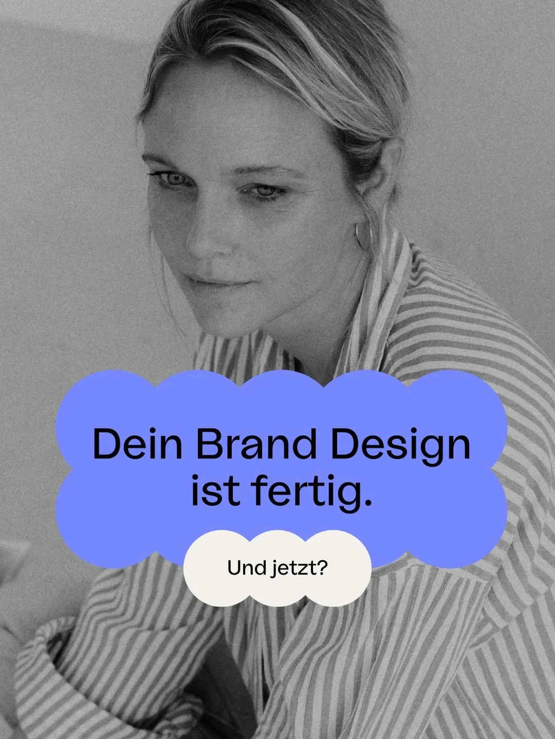 Viele denken, mein Job endet, sobald das Design final ist. Logo steht. Farben passen. Style Guide ist geliefert.
Das ist die Oberfl&auml;che.

Der eigentliche Wert entsteht im Moment danach.
Wenn du beginnst, deine Marke zu f&uuml;hren.
Wenn du Entsc